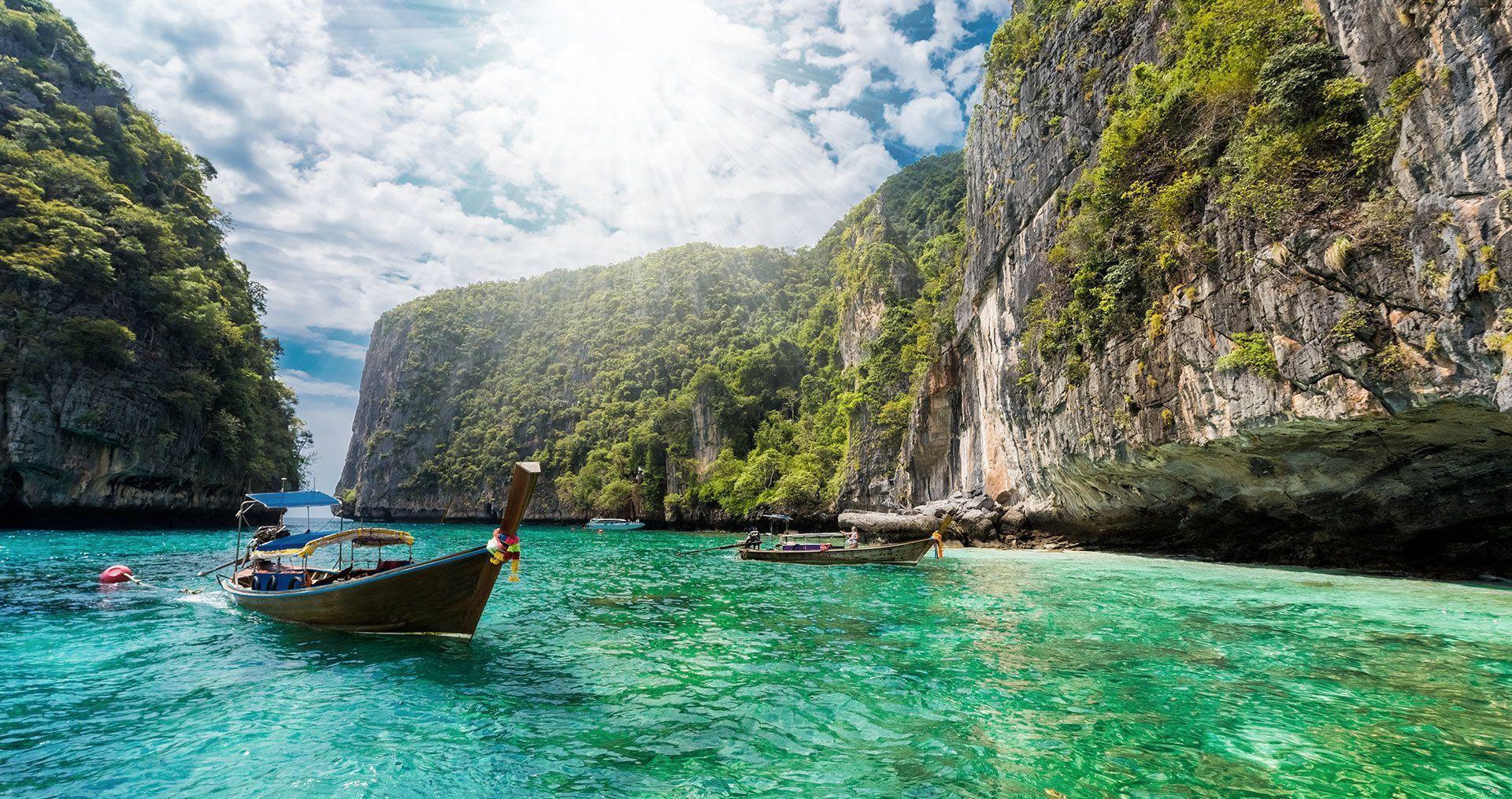 Barche sul mare in una baia thailandese - WeRoad